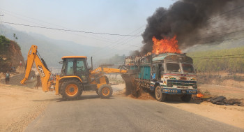 औषधिमा प्रयोग हुने केमिकल बोकेको ट्रकमा आगलागी