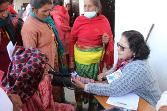 डाक्टरको टोली लिएर सुदूरपश्चिम पुगे सांसद शर्मा