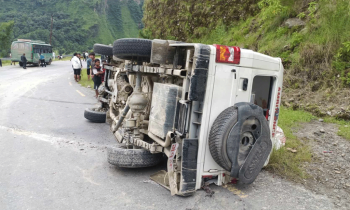 पर्वतमा बिरामी बोकेको एम्बुलेन्स दुर्घटना, ३ जना घाइते