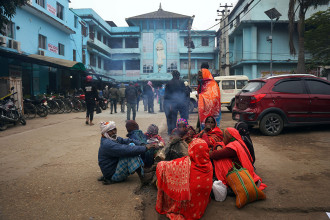 अस्पतालमै आगो ताप्दै बिरामी कुरुवा