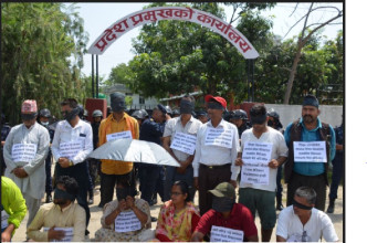 गेटा मेडिकल विश्वविद्यालयको माग राख्दै प्रदेश प्रमुखको कार्यालयमा कालोपट्टीसहित धर्ना