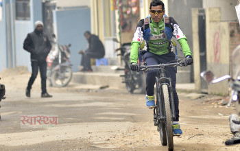 क्यान्सरसँग लड्दै साइकलमा बढ्दै छन् हर्क