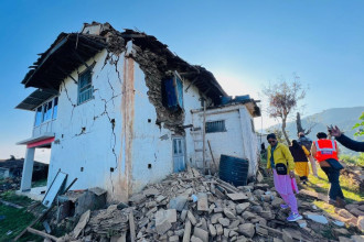 सुदूरपश्चिमबाट स्वास्थ्य सामग्रीसहित चिकित्सक टोली खटियो